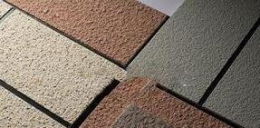 建筑外墻真石漆噴多厚合適?