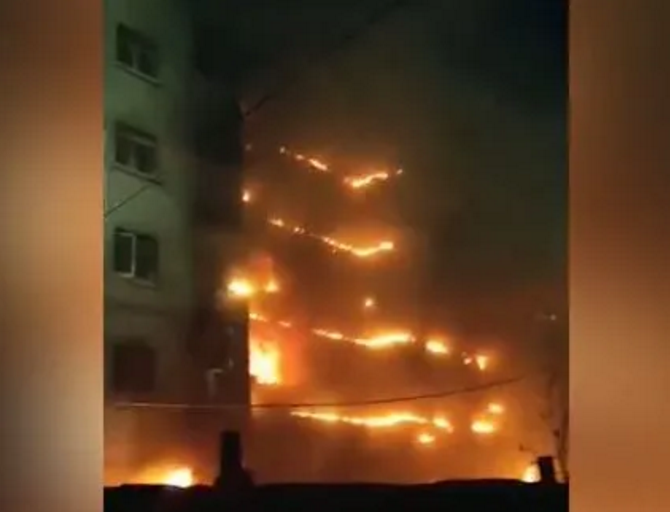 鄭州又一小區外墻起火,起因系電車著火引燃保溫材料