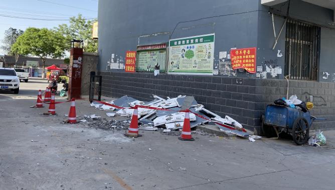 寧夏固原某小區外墻保溫板大片掉落,砸中車輛!